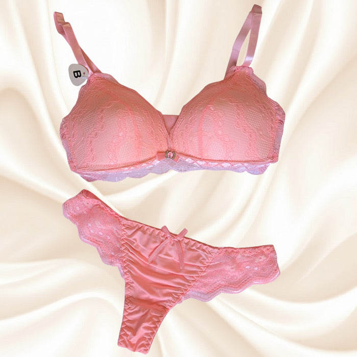 e1212 Ensemble soutien-gorge sans armatures et tanga – Dentelle et détail bijou